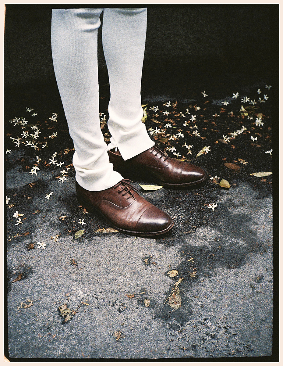 Calças, FERRAGAMO. Sapatos, CHURCH’S.