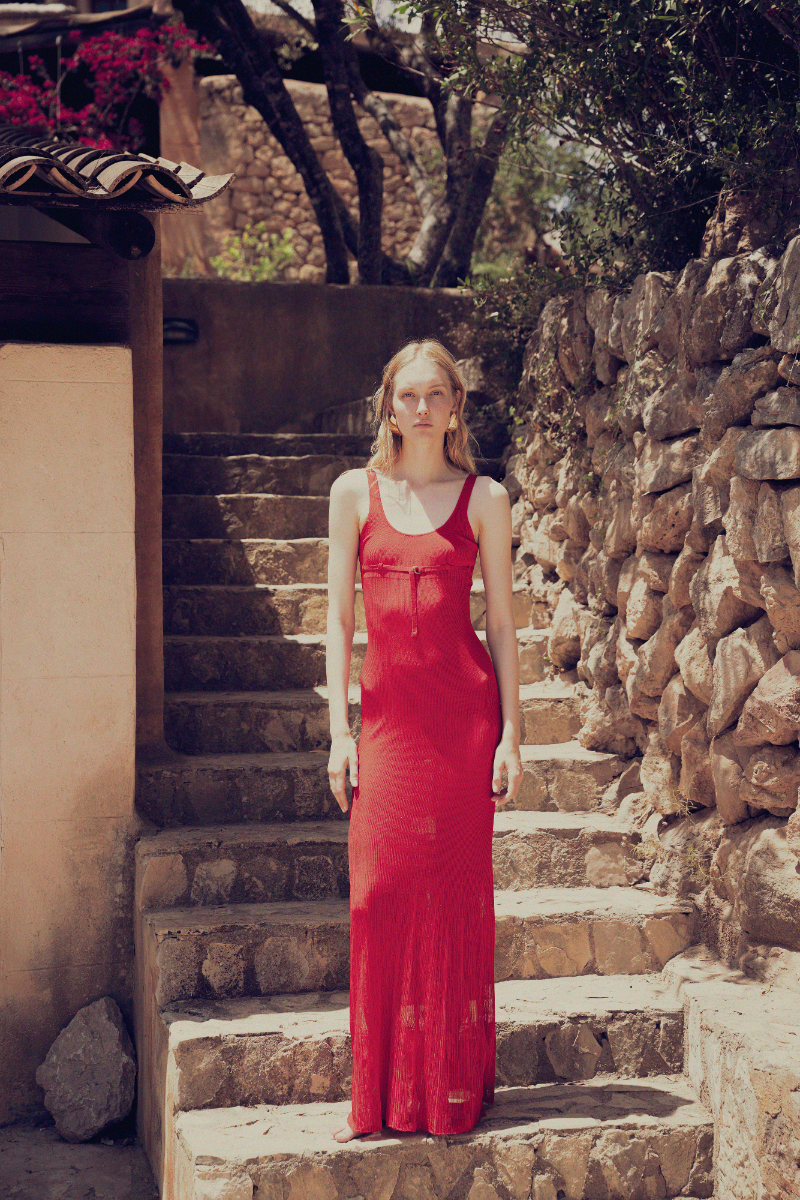 Vestido, Jacquemus. Brincos, Saint Laurent.