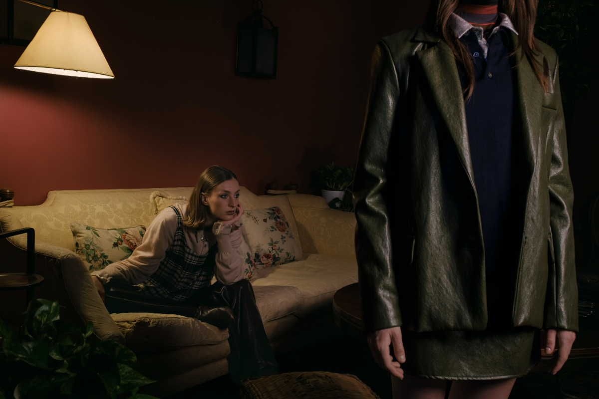 Laura: vestido, ÈRI SIX. Camisa, DONNA KARAN. Camisola, MASSIMO DUTTI. Gravata vintage, VALENTINO.  Calças, FACE TO FACE. Lucia:  blazer e saia, FACE TO FACE. Camisola, GALLO. Polo, vintage da produção. Brincos, ÈRI SIX. 