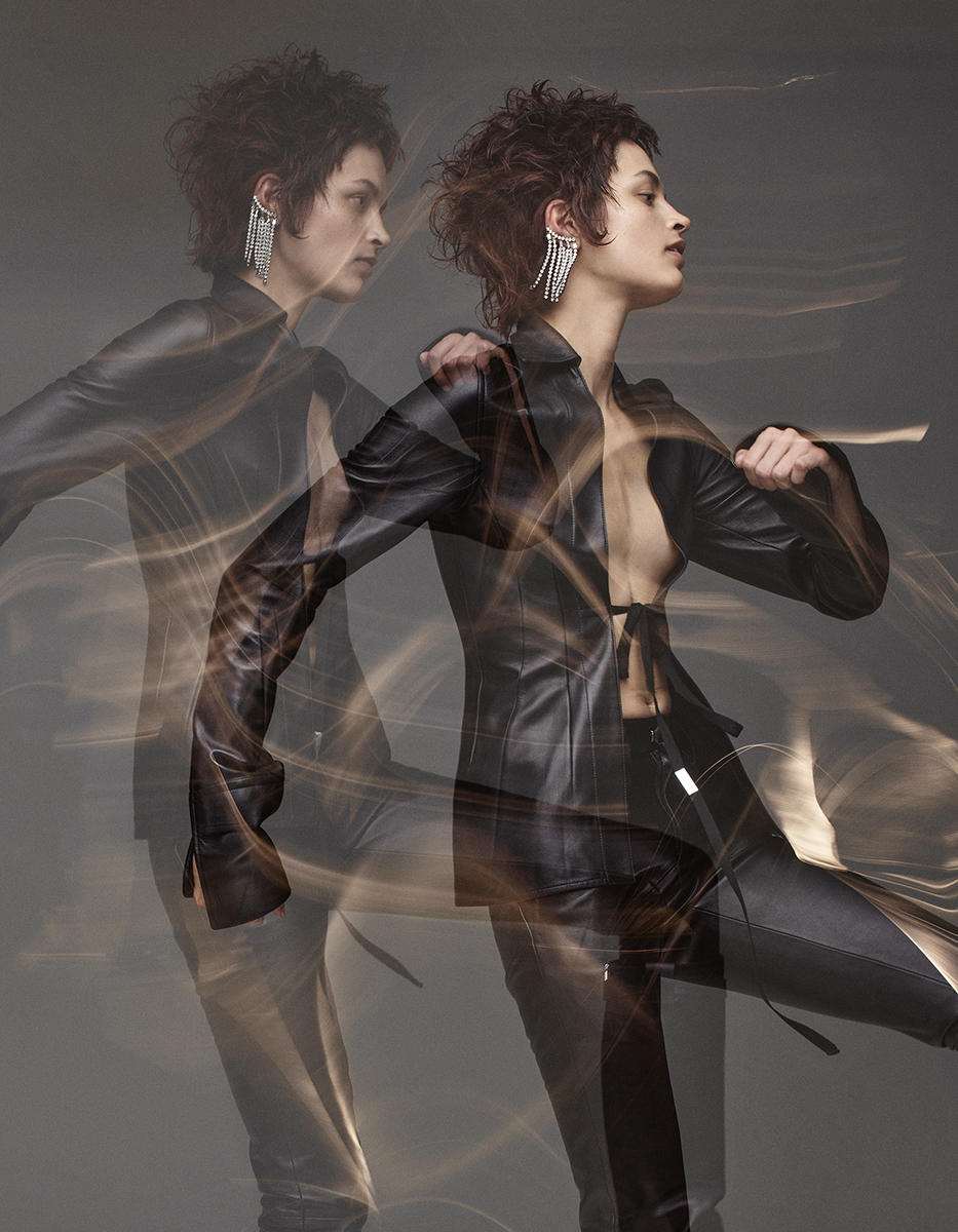 Casaco e calças, ANN DEMEULEMEESTER. Brincos, ERICKSON BEAMON.