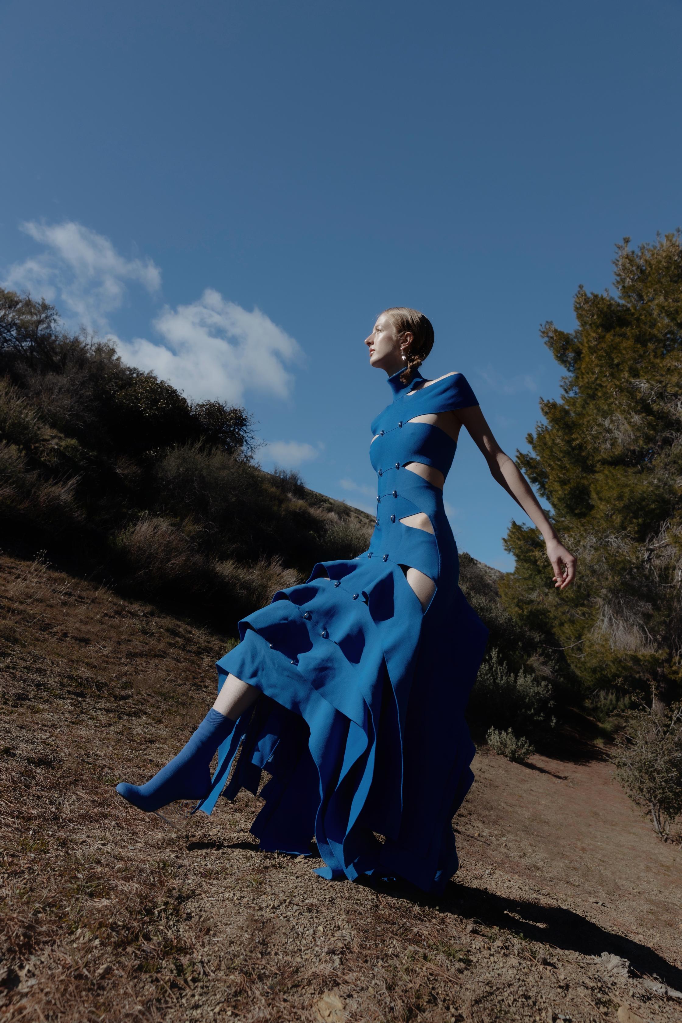 Vestido e botas, ALEXANDER MCQUEEN. Brincos 8-Ball, FROU YORK.