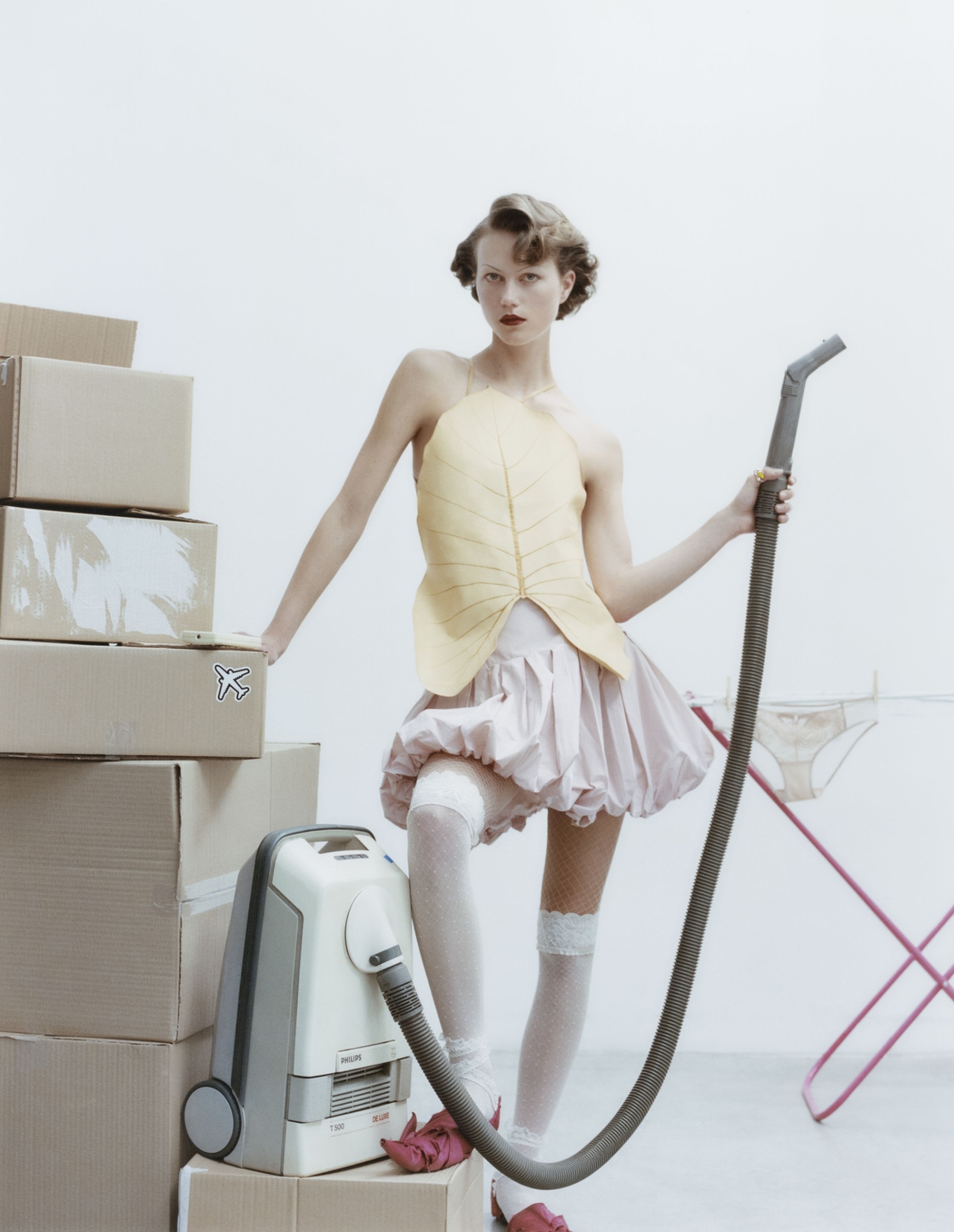 Top, LOEWE. Saia, REINASSANCE REINASSANCE. Collants e meias, LUPE. Anel, BIMBA Y LOLA. Sapatos, EVADE HOUSE. Cuecas (no estendal), CHANTELLE X.
