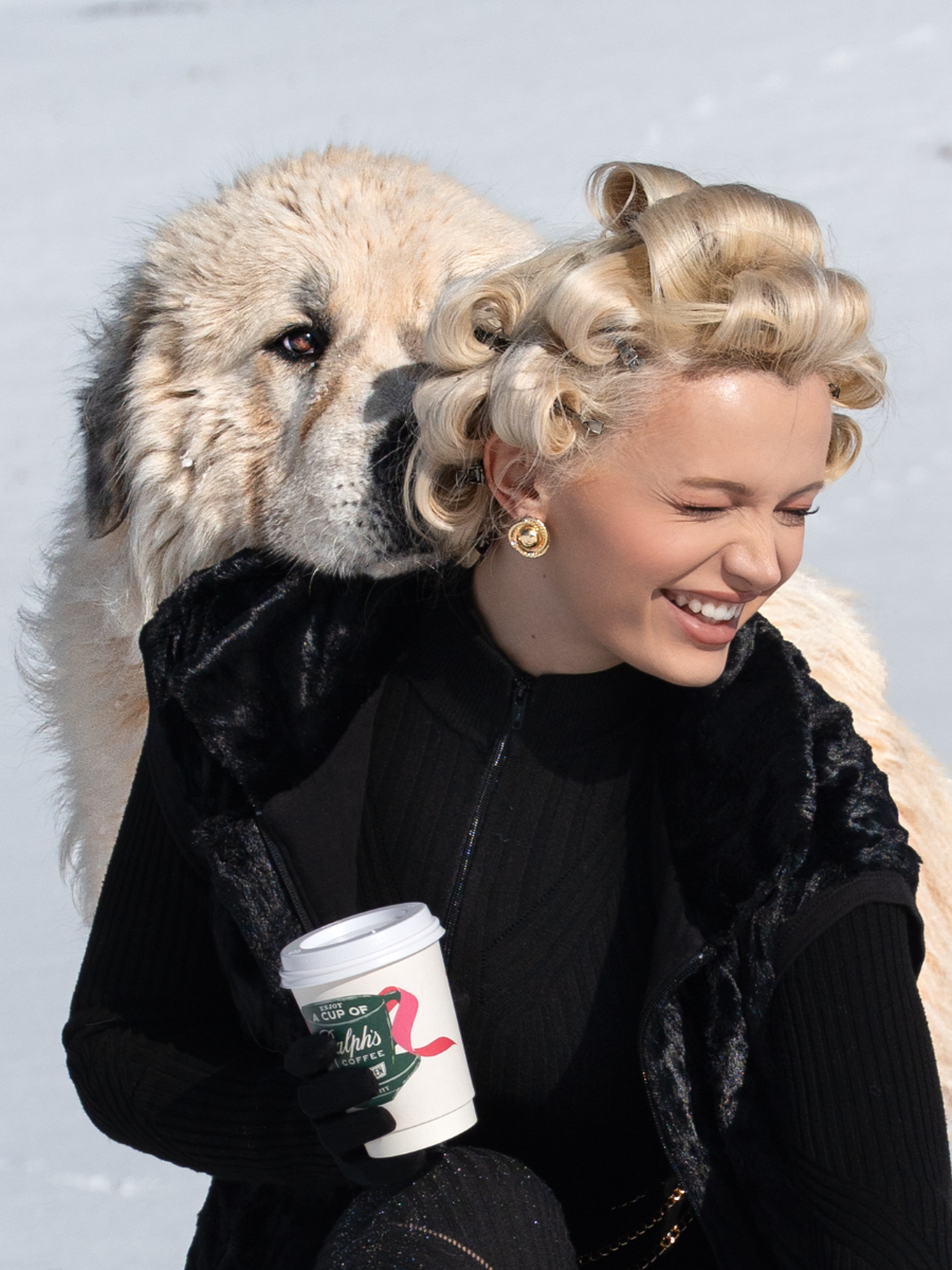 Colete, ESCADA. Bodysuit, OYSHO. Cinto, GUESS. Botas, MOSCHINO.