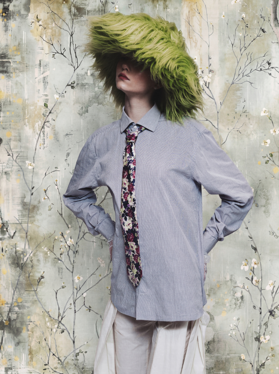 Camisa, ENRICO COVERI. Calças, PAOLA GIACCARI. Chapéu, RUSLAN BAGINSKIY. Gravata, ARCHIVIO SARTORIA ITALIANA. Luvas, da produção.