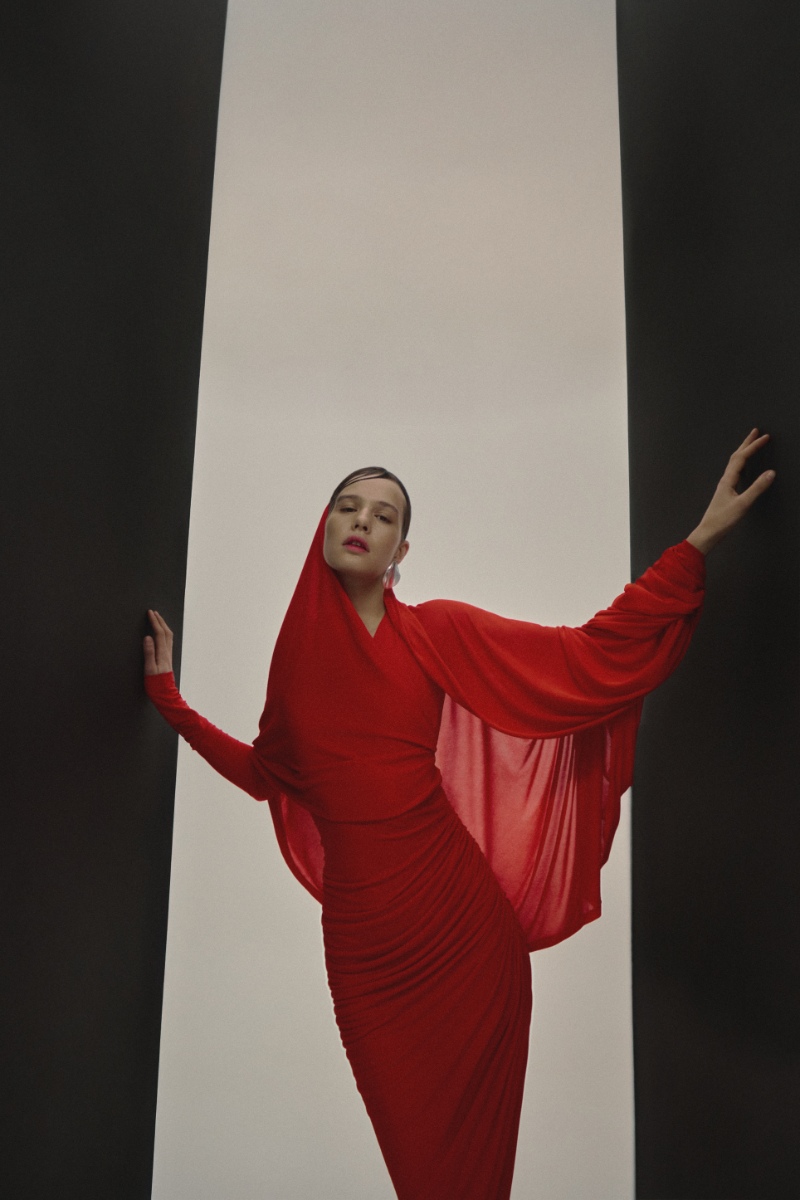 Vestido, SCHIAPARELLI. Brincos, CULT GAIA. Vestido, SCHIAPARELLI. Brincos, CULT GAIA.