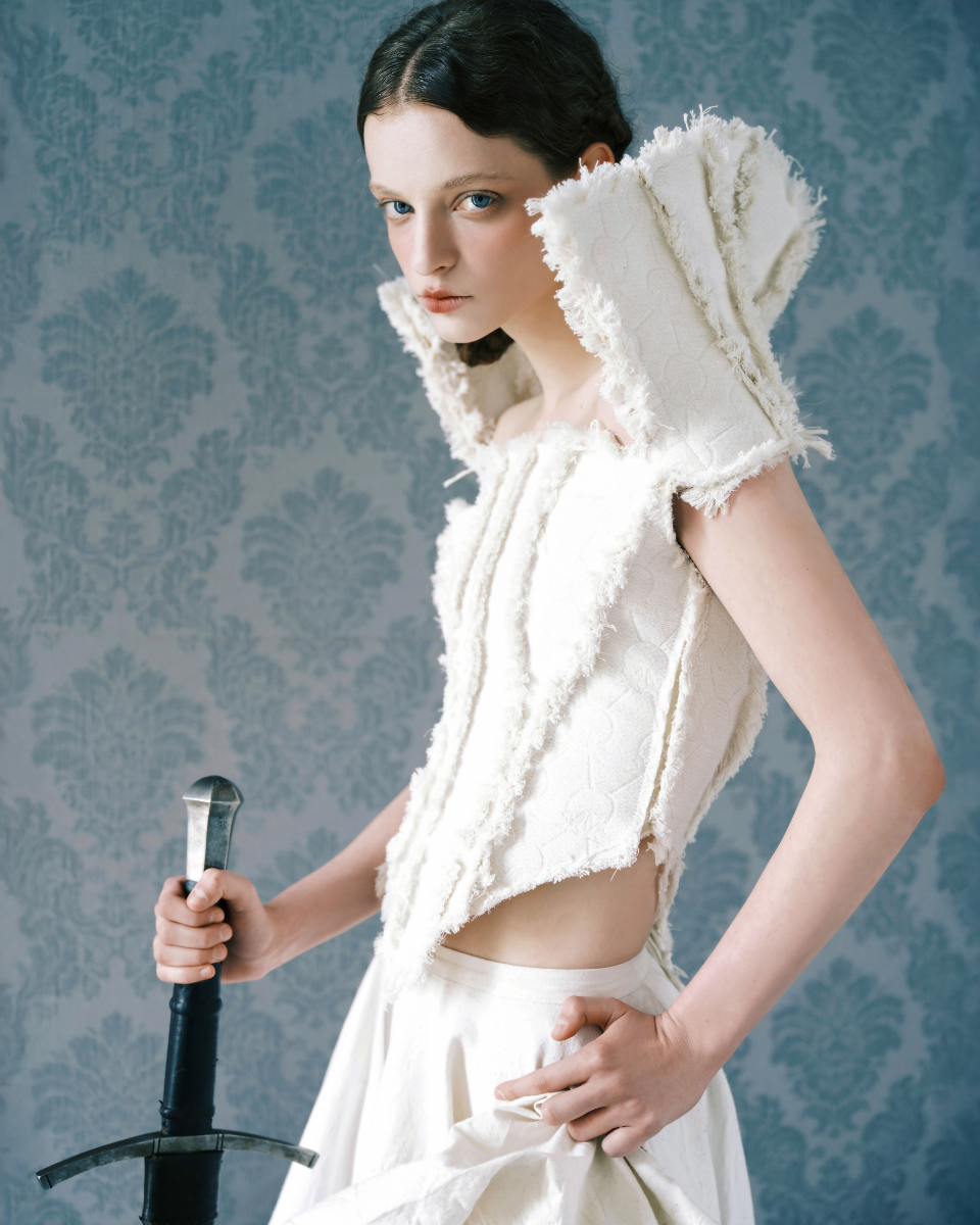 Top, NINAABUL. Saia e sapatos vintage, HISTORICAL COSTUME DEPARTMENT. Meias, CALZEDONIA.