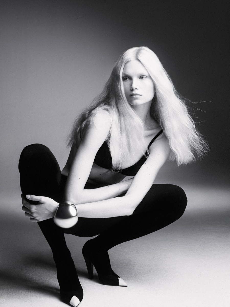 Vestido, BOTTEGA VENETA. Collants, WOLFORD. Sapatos, SAINT LAURENT BY ANTHONY VACCARELLO; Top,ANTHONY VACCARELLO. Calças e sapatos, SAINT LAURENT BY ANTHONY VACCARELLO. Pulseira, UNCOMMON MATTERS.