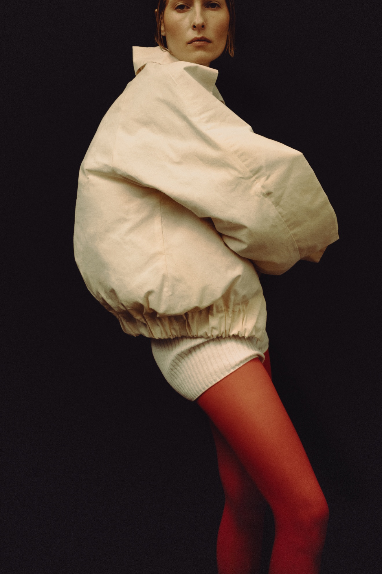 Casaco, ERNESTO NARANJO. Calções vintage, da produção. Collants, CALZEDONIA. Colar, BEATRIZ PALACIOS. Sapatos, JEFFREY CAMPBELL. Casaco, ERNESTO NARANJO. Calções vintage, da produção. Collants, CALZEDONIA. Colar, BEATRIZ PALACIOS. Sapatos, JEFFREY CAMPBELL.