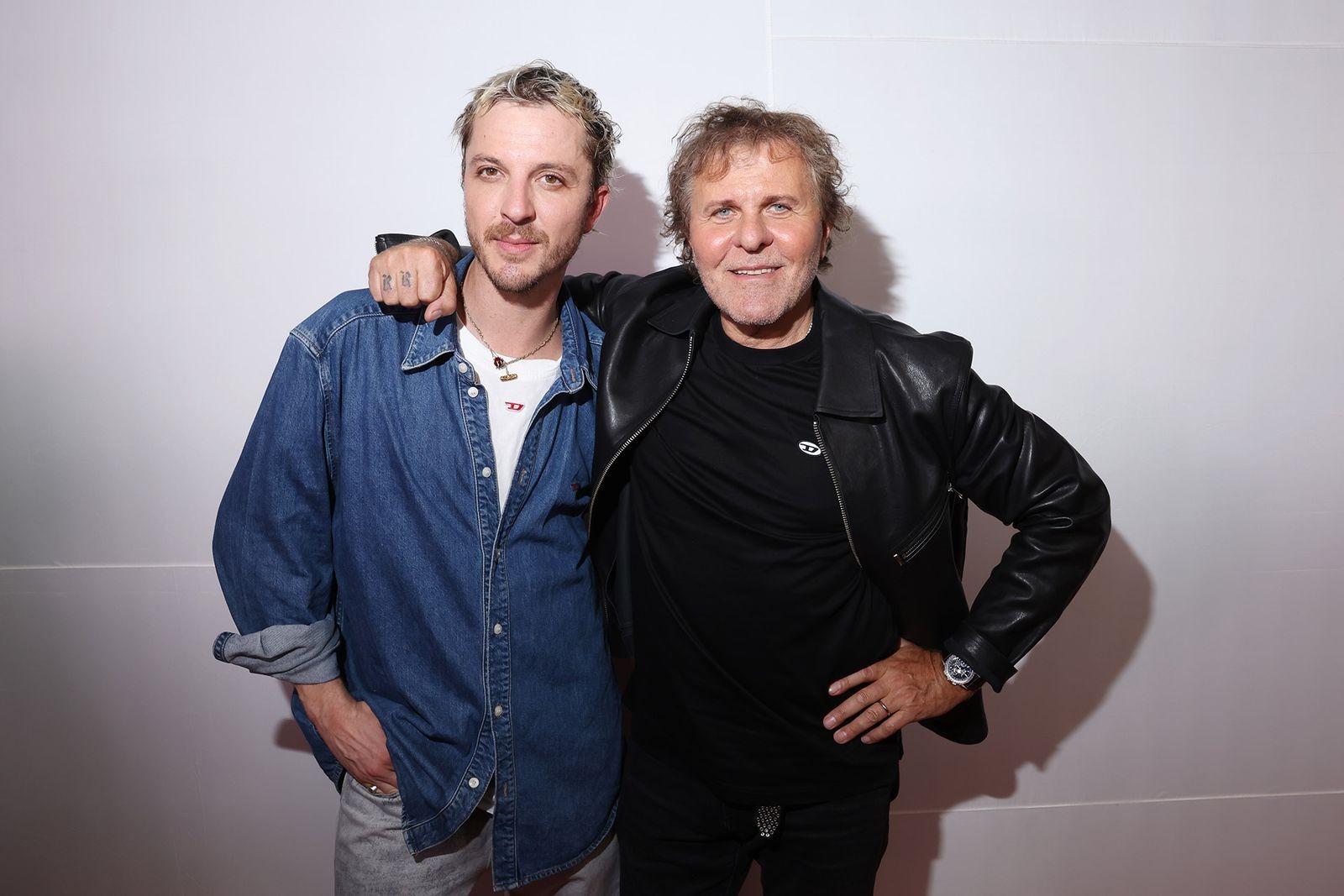 Glenn Martens e Renzo Rosso, presidente do Grupo OTB, no desfile da Diesel, em setembro de 2022.