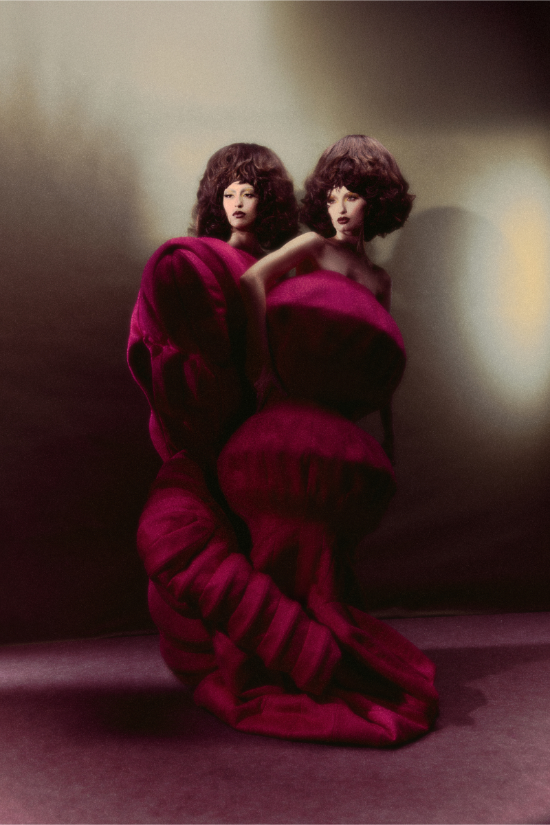 Serena e Lisa: vestido, ambos ELIO ABOU FAYSAL; Serena e Lisa: casaco e blazer, ambos NOUR CHAMSEDDINE.