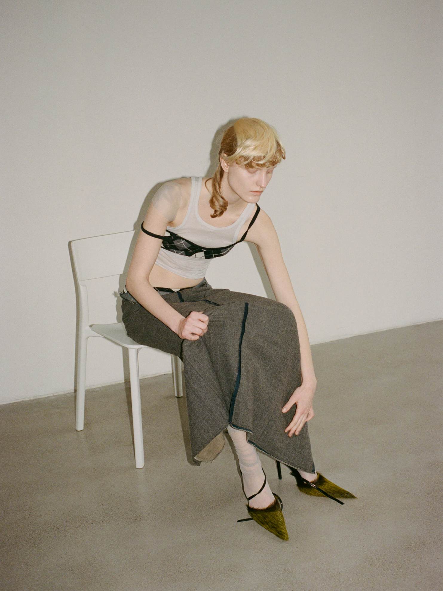 Soutien, PALOMA WOOL. Top, da produção. Saia, MM6 MAISON MARGIELA. Sapatos, ACNE STUDIOS. Soutien, PALOMA WOOL. Top, da produção. Saia, MM6 MAISON MARGIELA. Sapatos, ACNE STUDIOS.