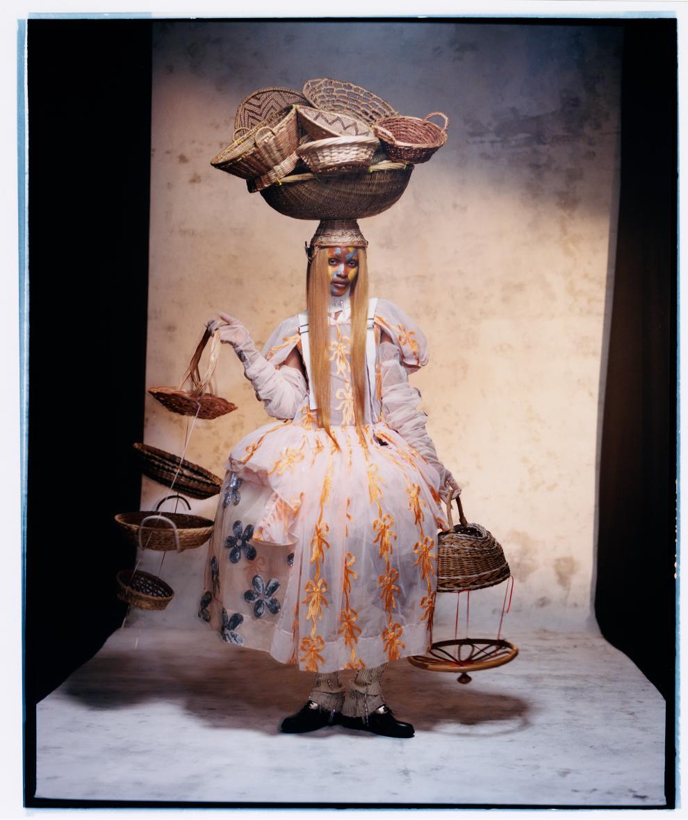 Ayò: vestido e luvas, SIMONE ROCHA. Headpiece e polainas, PARISER. Sapatos, TOGA.