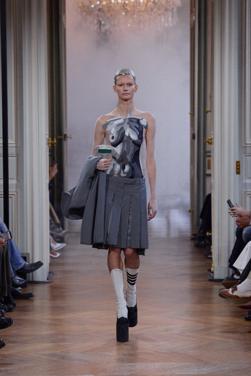 Rebecca Hall em Thom Browne (primavera/verão 2026) Rebecca Hall em Thom Browne (primavera/verão 2026)