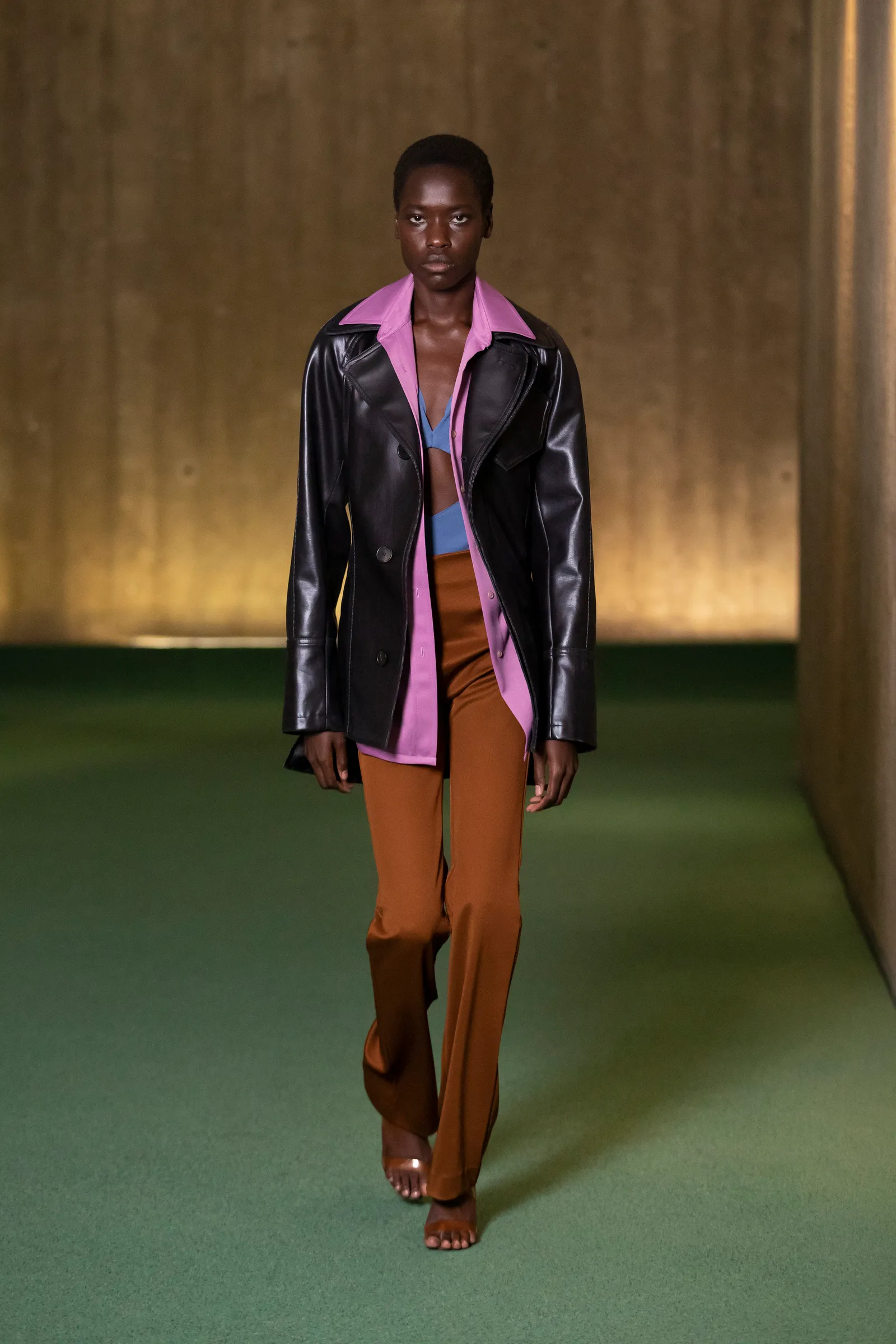 À esquerda: Atlein, outono 2025. À direita: Atlein, primavera 2022.