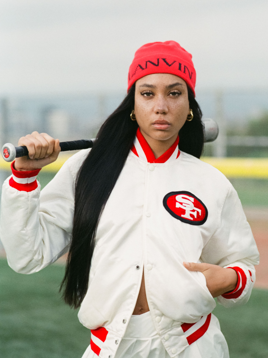 Casaco, REEBOK X 49ERS. Saia, CELINE. Gorro, LANVIN. Ténis, CHANEL.