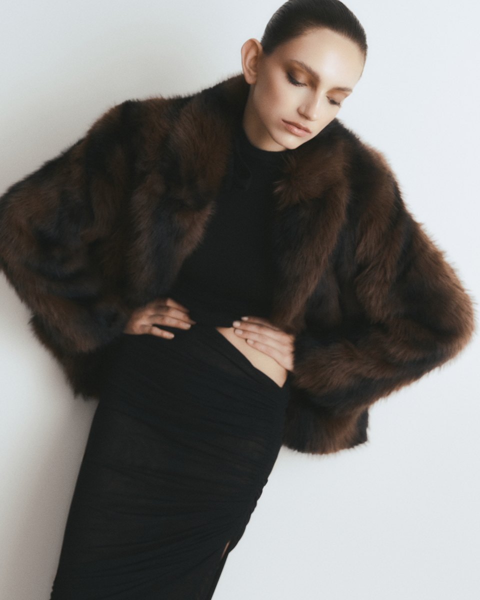 Lorena: casaco vintage, da produção. Camisola, ARKET. Saia, ESTER MANAS