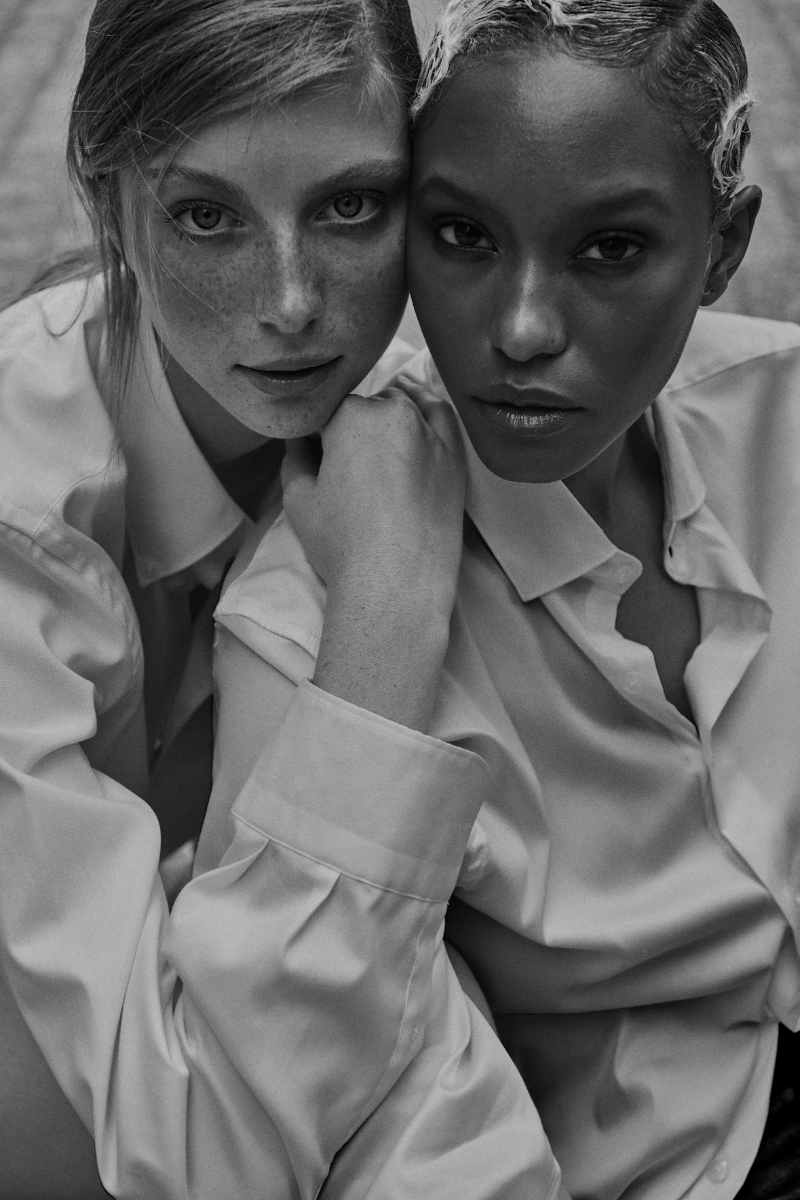 Polina e Taylor: camisas, ambas PRADA.