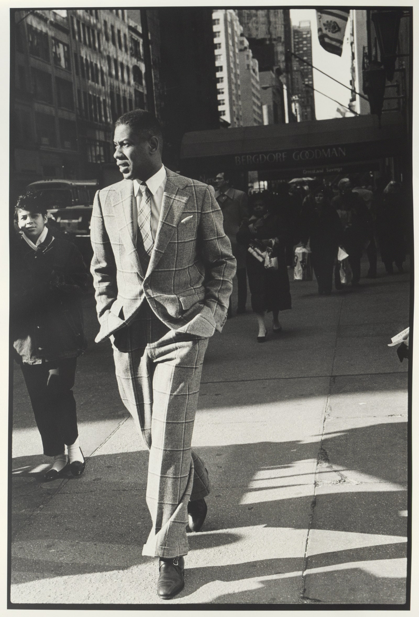 À esquerda: André Leon Talley 5ª Avenida, Arthur Elgort (americano, nascido em 1940), 1986; The Metropolitan Museum of Art, Nova Iorque, The Irene Lewisohn Costume Reference Library.