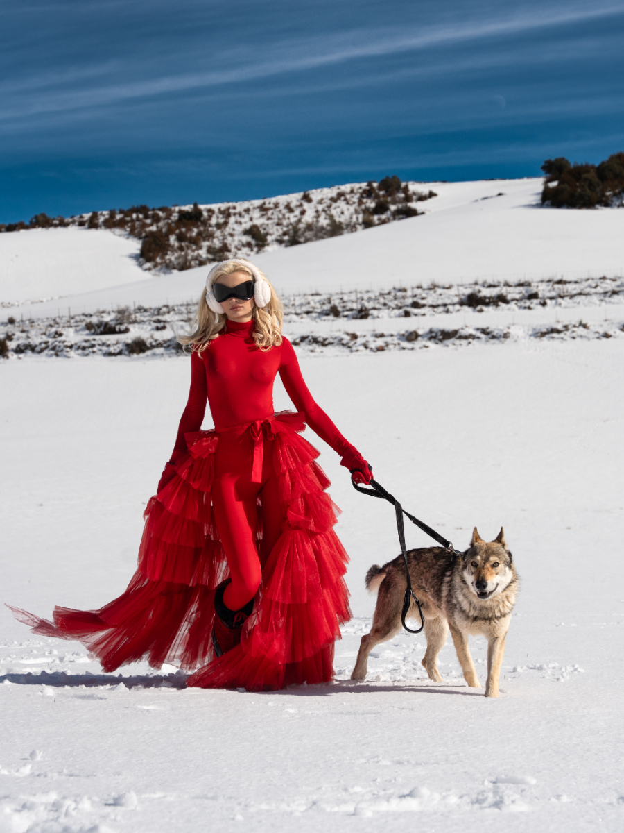 Top e calças, VALENTINO. Saia, VICTORIA'S SECRET. Botas, MOSCHINO. 