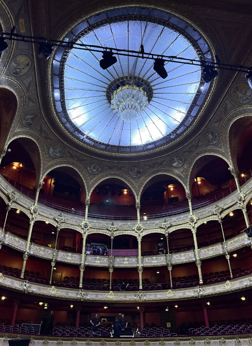 Esquerda: Théâtre du Châtelet. Direita: ArdAzAei Haute Couture.