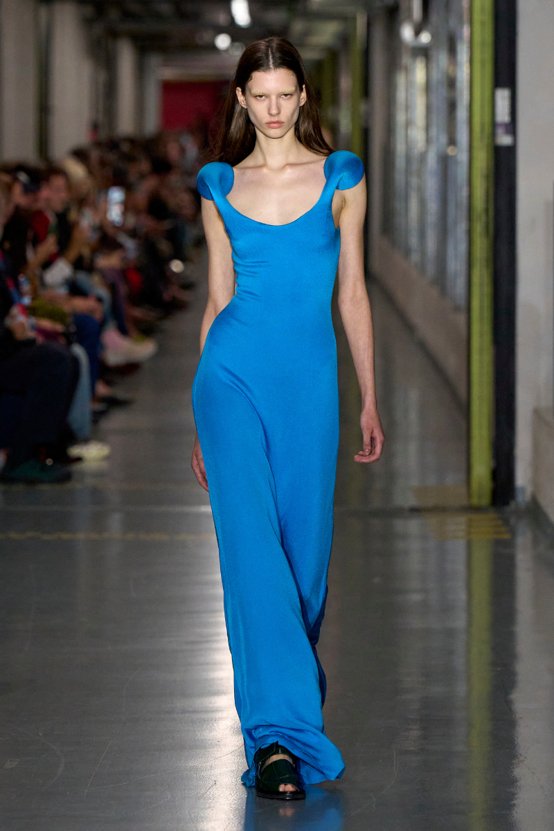 Emily Ratajkowski em Jean Paul Gaultier (primavera/verão 2026) Emily Ratajkowski em Jean Paul Gaultier (primavera/verão 2026)
