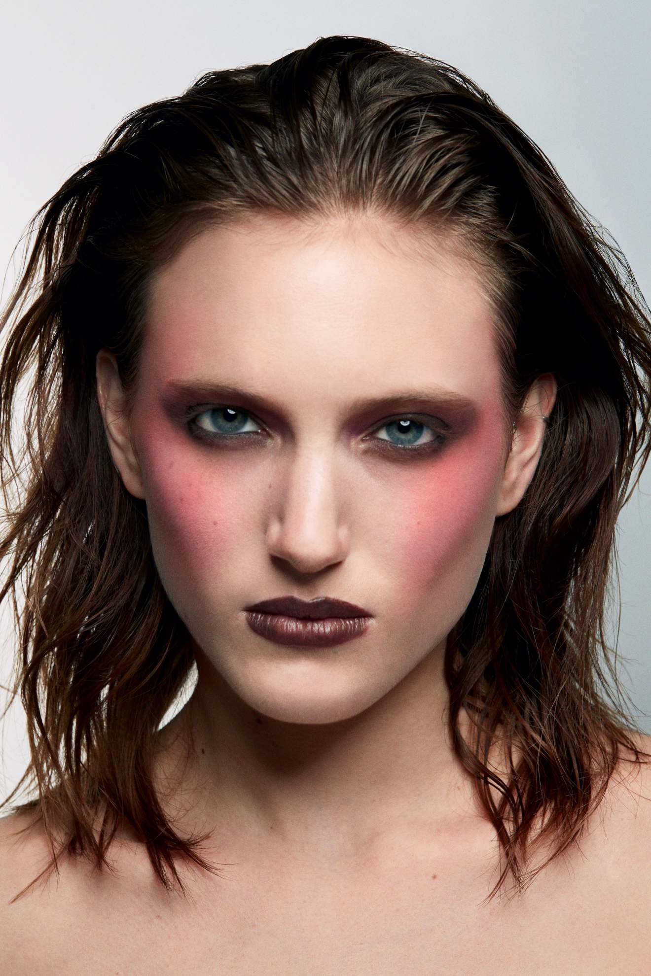 Josi: base Studio Radiance Face&Body, no tom C1, € 45, MAC COSMETICS em ELCORTEINGLES.PT. Corretor de olheiras Radiant Creamy Concealer, no tom light 2 Vanilla, € 35, NARS. Iluminador Backstage Glow Face Palette, no tom Contour Light, € 61, sombra de olhos Backstage Eye Palette, no tom 003 Amber Neutrals, € 63, DIOR em SEPHORA.PT. Iluminador Shimmering Skin Perfector, no tom Moonstone, € 22,50, BECCA em NOTINO.PT. Sombra de olhos Ombre Nudes, nos tons #3, #4 e #5, BECCA. Pigmento em creme (usado nos olhos) UV-Dayglow Compact Color, nos tons UV Pink e UV Red, KRYOLAN. Lápis de lábios, no tom Chestnut, € 27, MAC COSMETICS em PERFUMESECOMPAHIA.PT. Lápis de olhos Cosmetics Colour Pencil, no tom Sybil, OBSESSIVE COMPULSIVE COSMETICS. Spray de cabelo More Inside Shimmering Mist, € 25,10, e mousse More Inside Volume Boost, € 26,20, DAVINES.