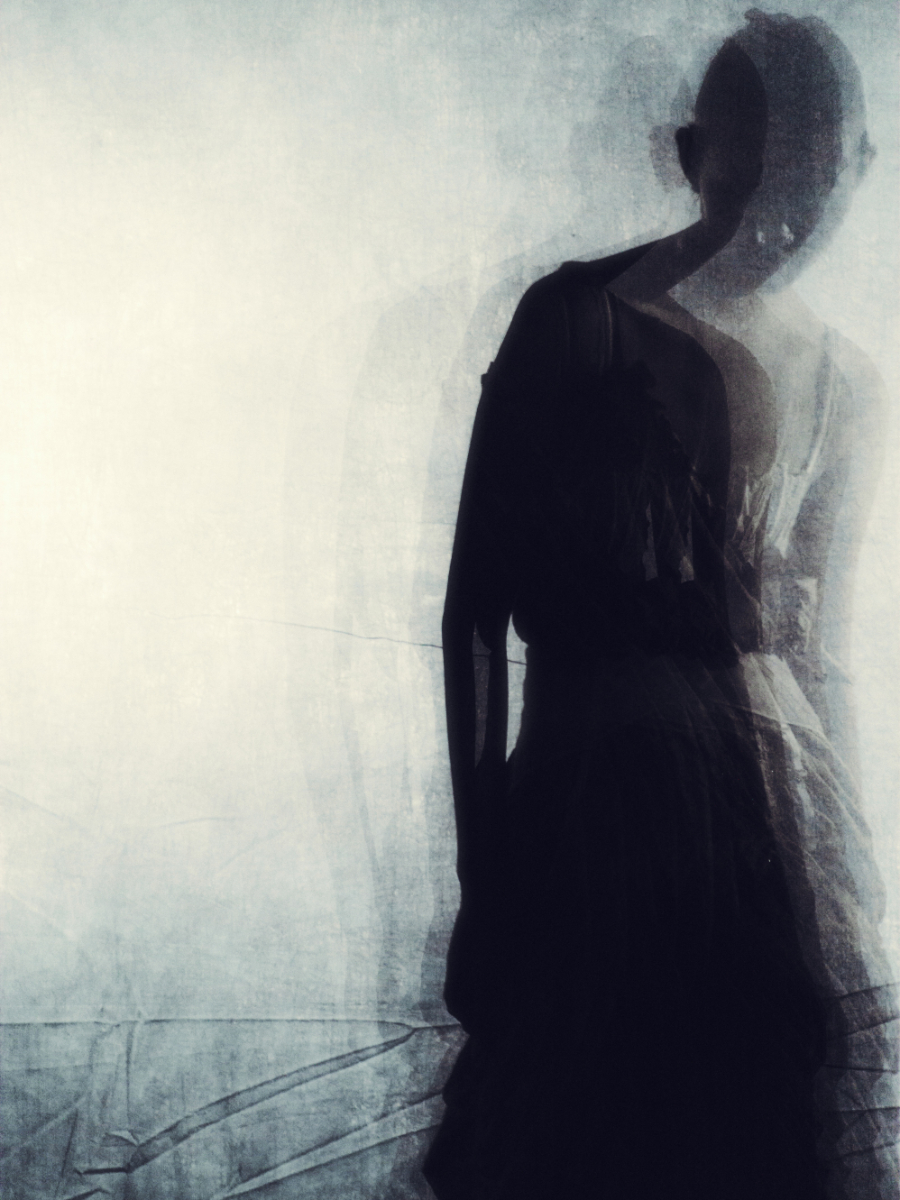 Vestido, FLORANIA. Soutien, LINGADORE. Garter, MAISON CLOSE. Collants, CALZEDONIA. Sapatos, VERSACE.