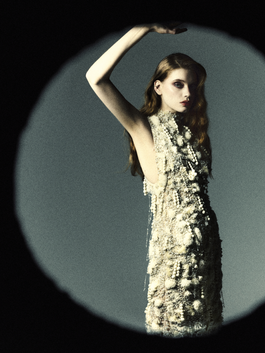 Vestido, SARA MRAD.Brincos e anel, JESSIKA K; Vestido, ELIO ABOU FAYSSAL. Earcuff, JESSIKA K.