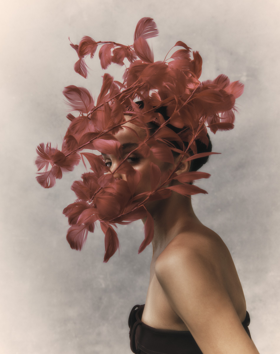 Carla: vestido, ISABEL SANCHIS. Headpiece, MANS; Carla: vestido e headpiece, VALENTINO. Brincos e anel, ALEX SOBRON JEWELRY. Carla: vestido, ISABEL SANCHIS. Headpiece, MANS; Carla: vestido e headpiece, VALENTINO. Brincos e anel, ALEX SOBRON JEWELRY.