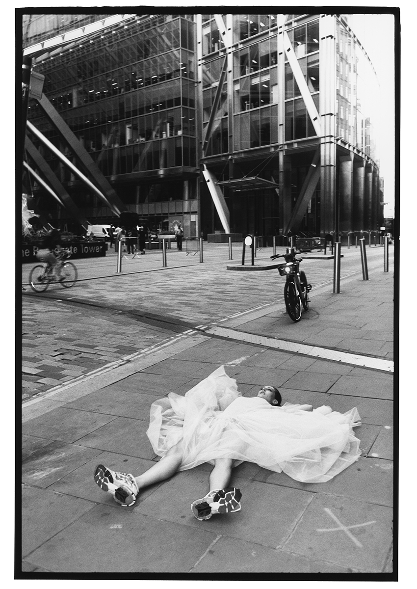 Vestido, MOLLY GODDARD. Ténis, BALENCIAGA.