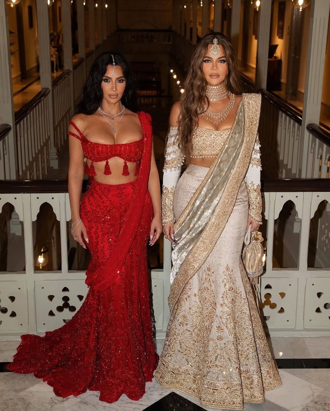 Kim e Khloe Kardashian em Manish Malhotra