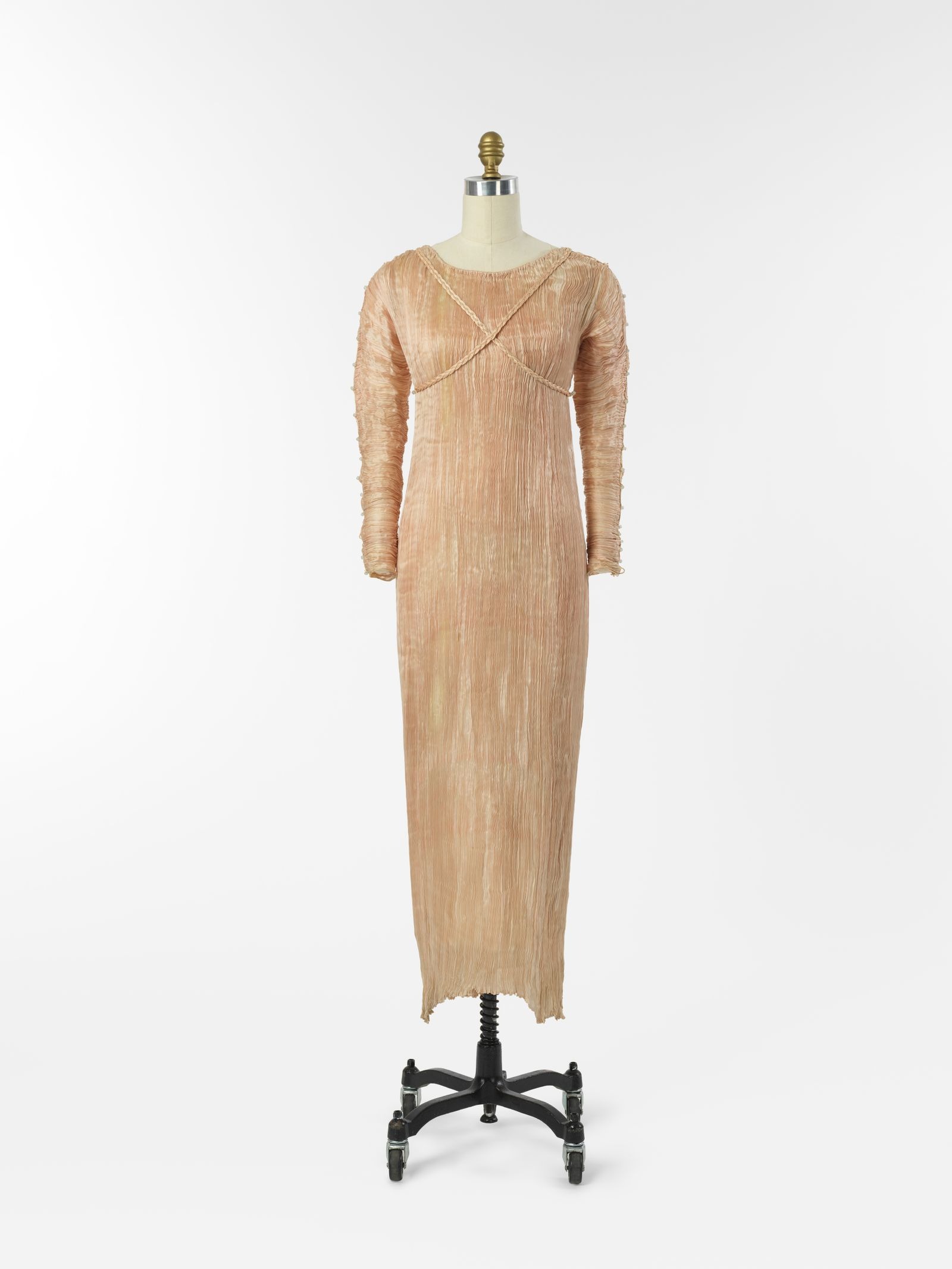 Vestido Delphos, Adèle Henriette Elisabeth Nigrin Fortuny (francesa, 1877–1965) e Mariano Fortuny y Madrazo (espanhol, 1871–1949) para Fortuny (italiano, fundado em 1906), década de 1920; Doação do espólio de Lillian Gish, 1995 (1995.28.6a)