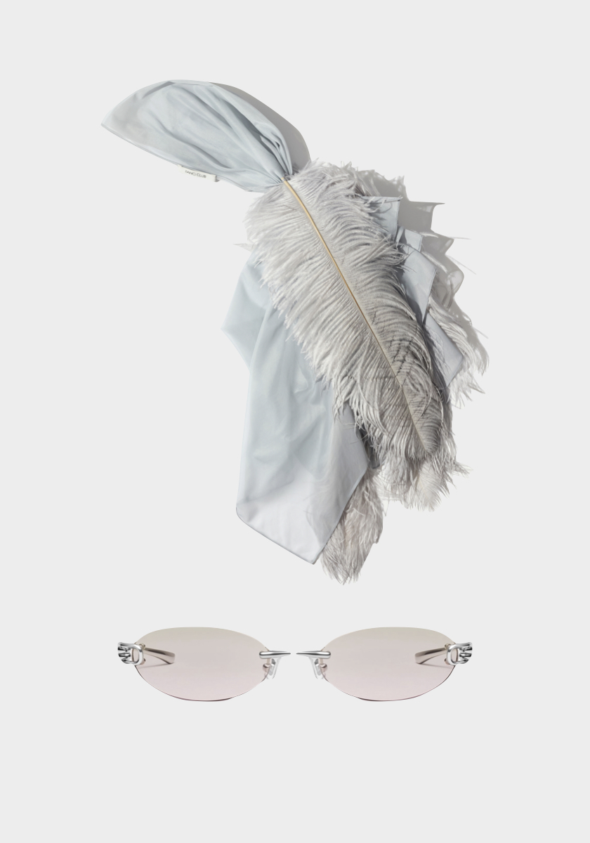 Lenço Quell Feather, preço sob consulta, Fancì Club; óculos de sol Musubi 02, € 242, Gentle Monster.