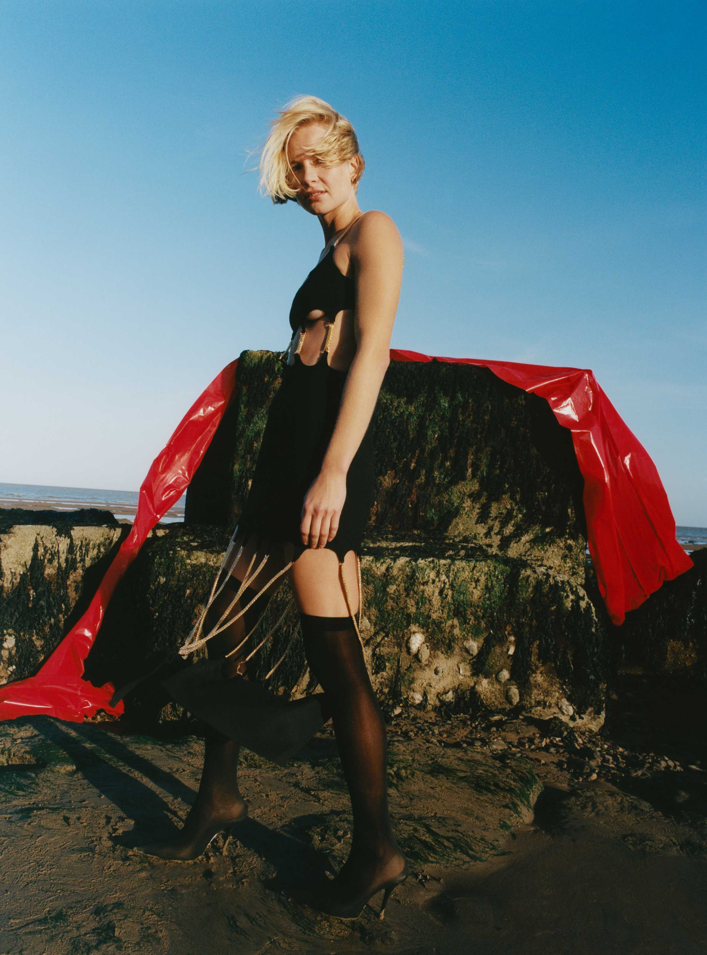 Vestido, CHRISTOPHER KANE. Botas, BALENCIAGA.