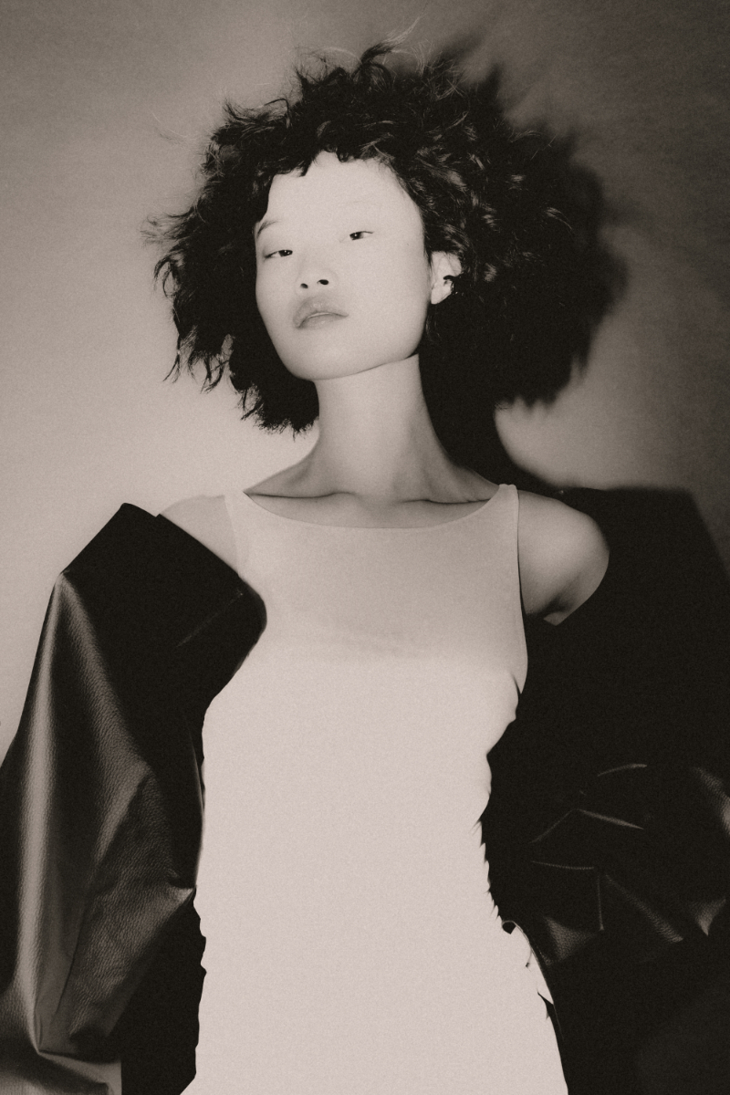 Vestido, ERNESTO NARANJO. Luvas, MARIO ANTÓN. Sapatos, MARIA GOROF.