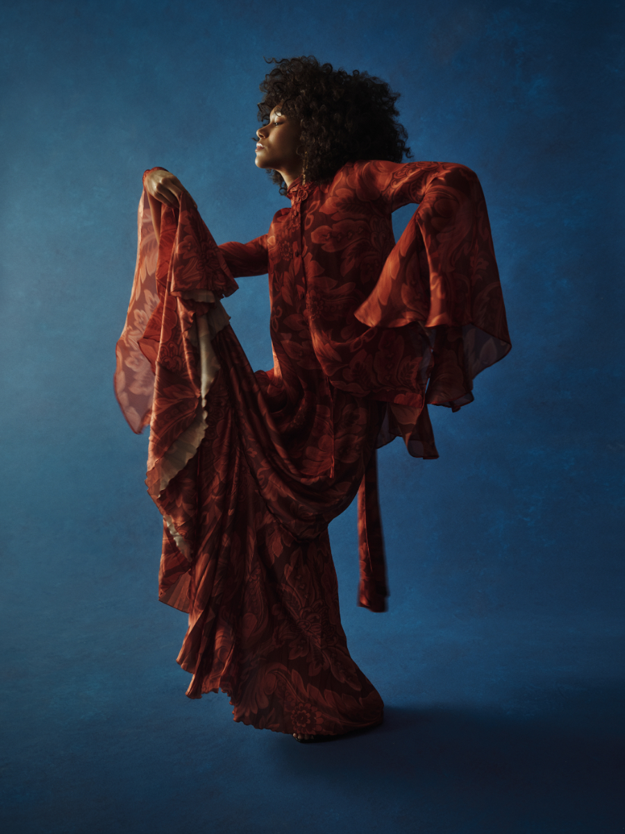 Blusa e saia, ETRO BY MAISSON GASSMANN. Brincos, HANA KIM.