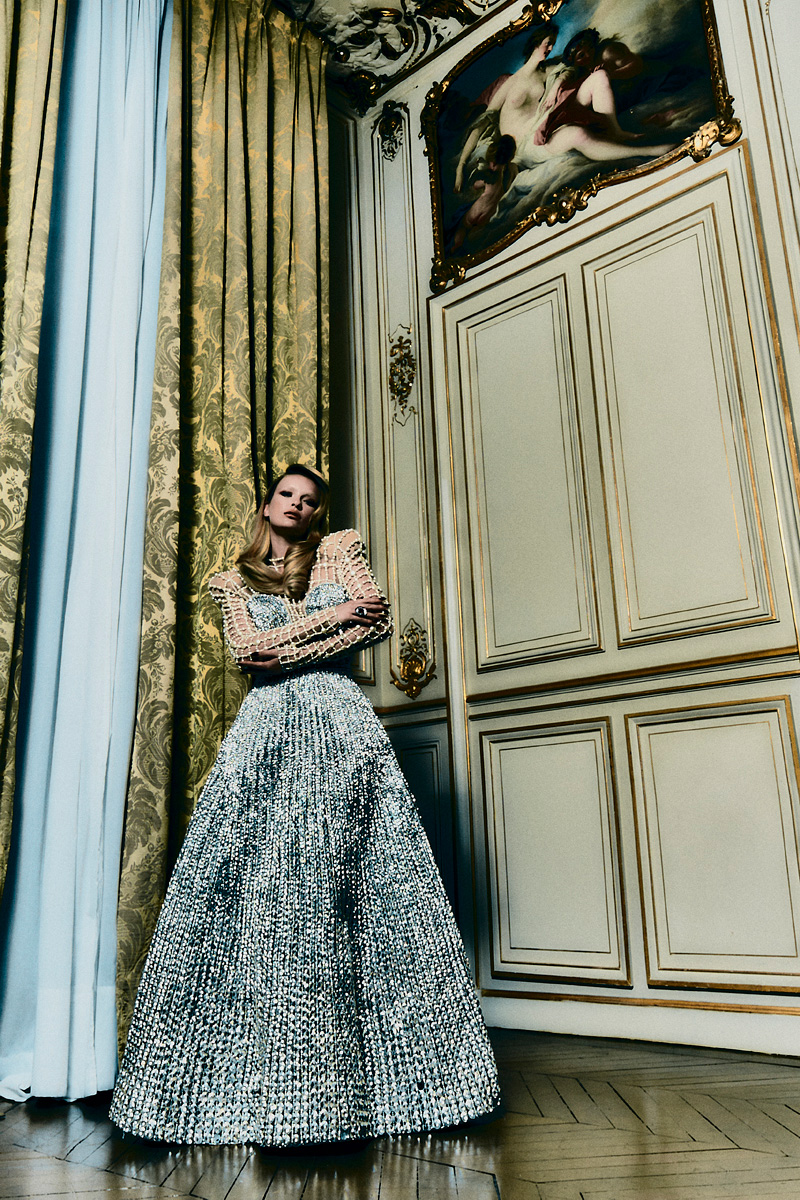 Vestido, BALMAIN. Anéis Spinel, SERENDIPITY JEWELRY.