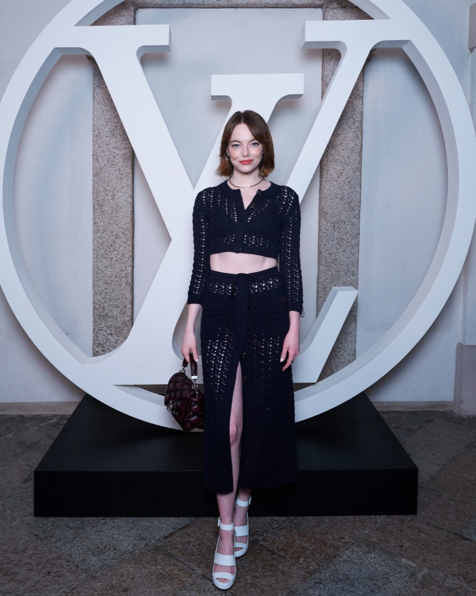Emma Stone em Louis Vuitton com a Carteira GO-14.