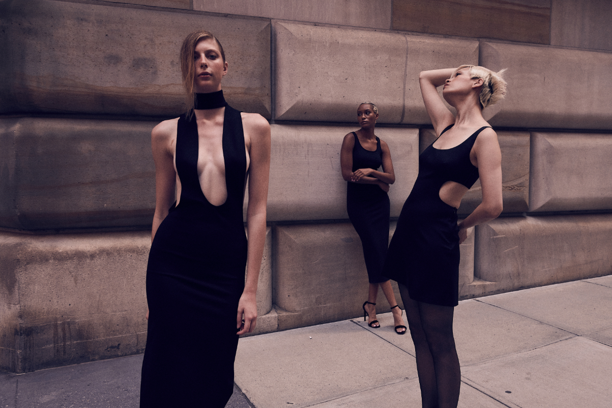 Polina: blazer e vestido, DOLCE & GABBANA. Taylor: vestido, DOLCE & GABBANA. Sandálias, SAINT LAURENT BY ANTHONY VACCARELLO. Soonya: vestido, VALENTINO. Collants, FALKE.