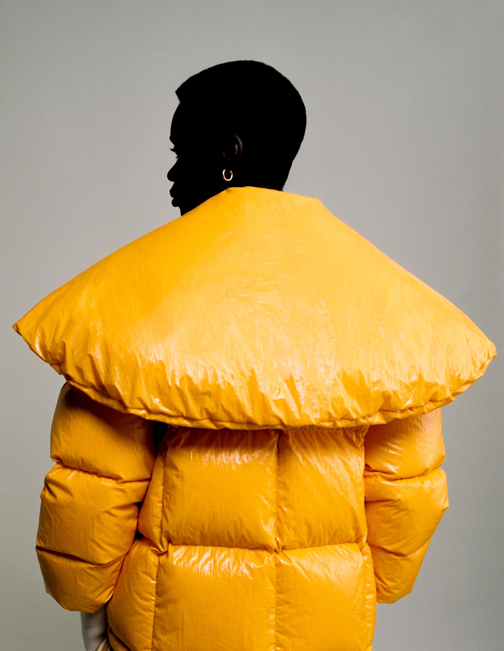 Tomiwa: casaco, 2 MONCLER 1952. Calças, NORTH HILL. Brincos vintage, da produção. Tomiwa: casaco, 2 MONCLER 1952. Calças, NORTH HILL. Brincos vintage, da produção.