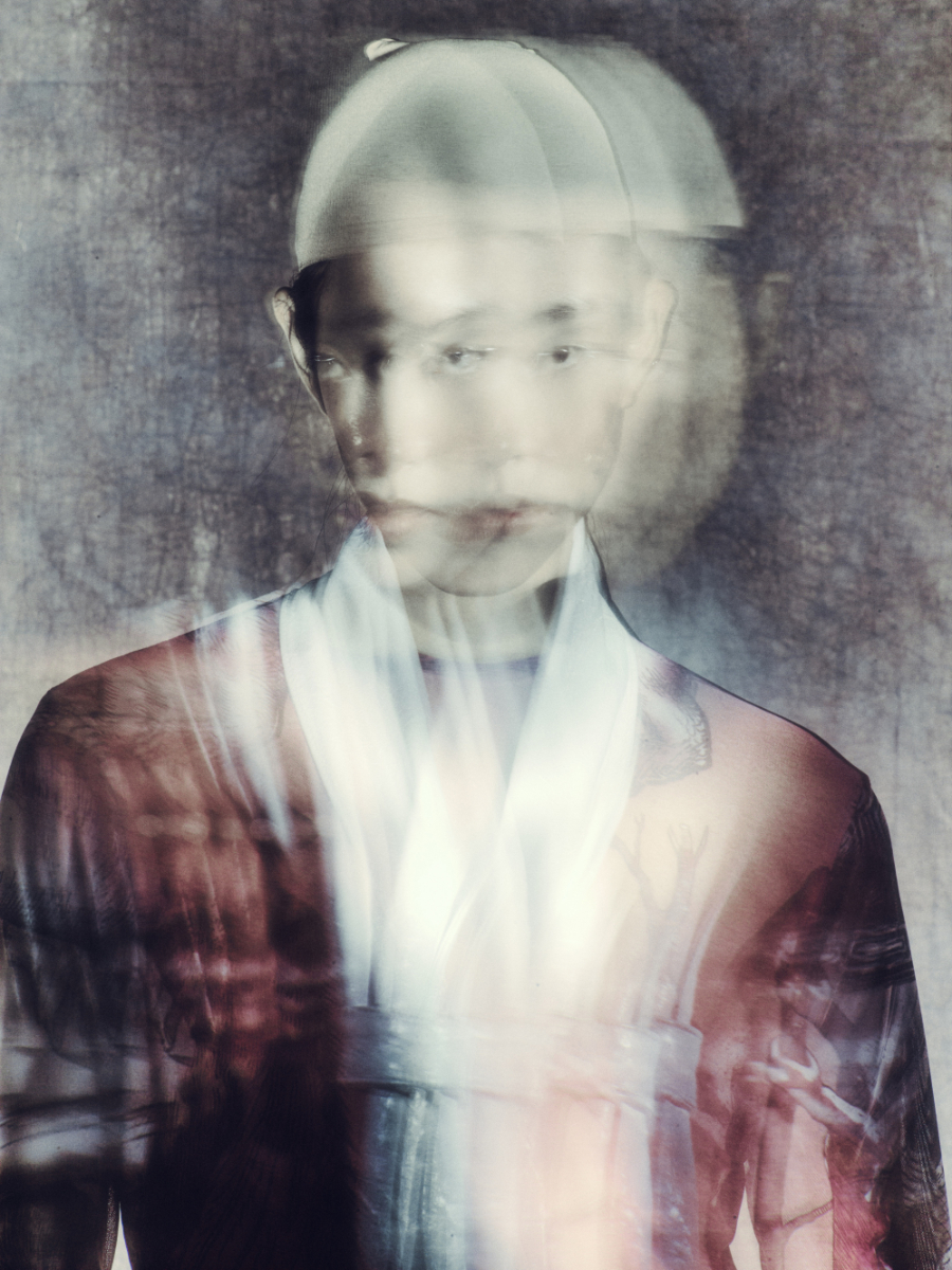 Camisola, GIUGLIA. Gravata e calças, PIETRO ZULIAN. 