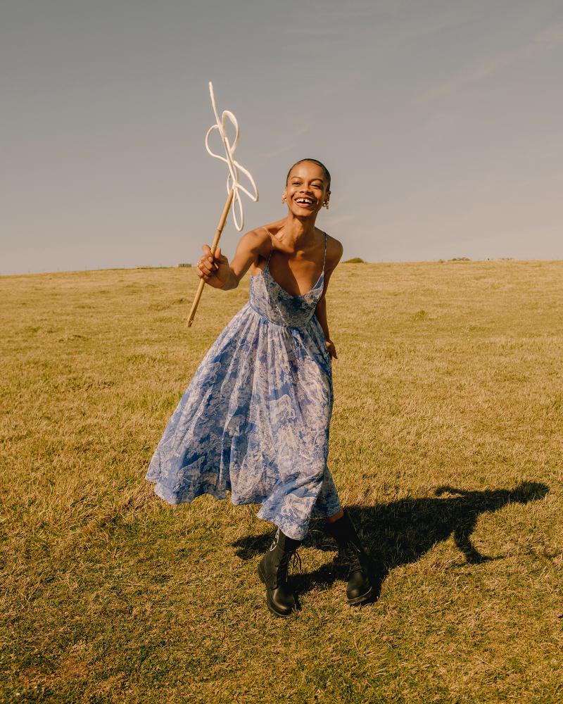 Vestido, brincos Tribales em metal banhado a ouro com pérolas e cristais, anel Clair D Lune em metal banhado a ouro com cristais e botas, tudo DIOR.