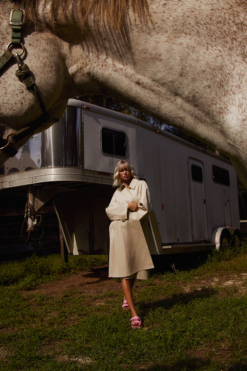 Trench coat, PALM ANGELS. Sandálias, BIRKENSTOCK.