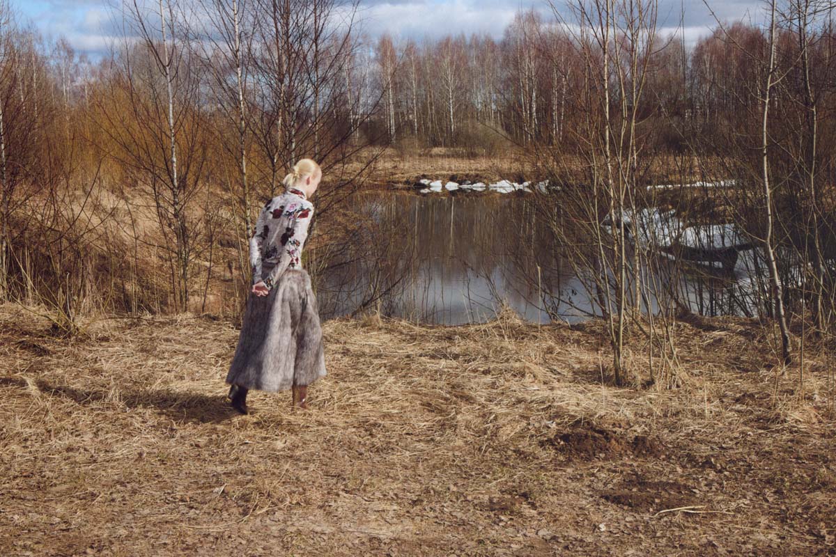 Top, DRIES VAN NOTEN. Saia, SOLOVE. Botas, PENNYBLACK.