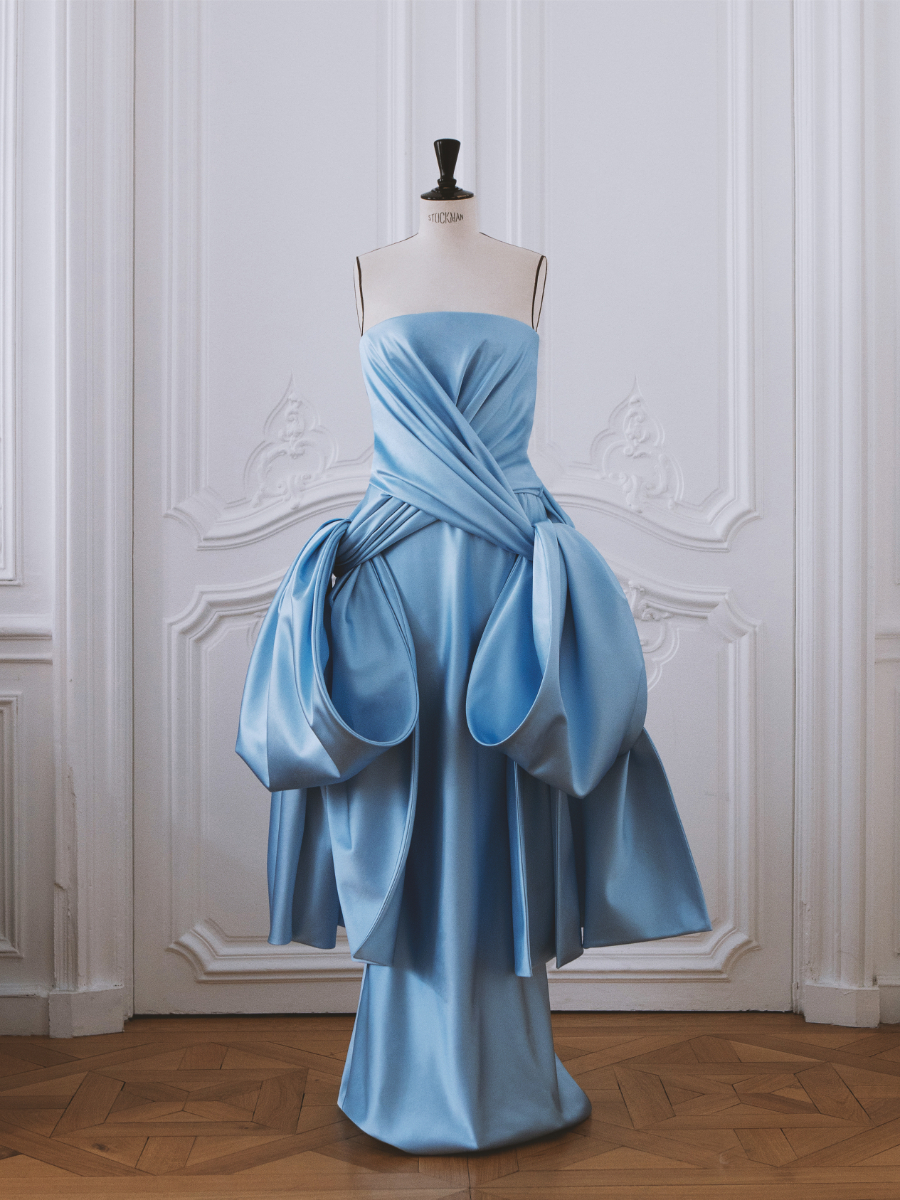 O look de Mia Goth para os Governors Awards.