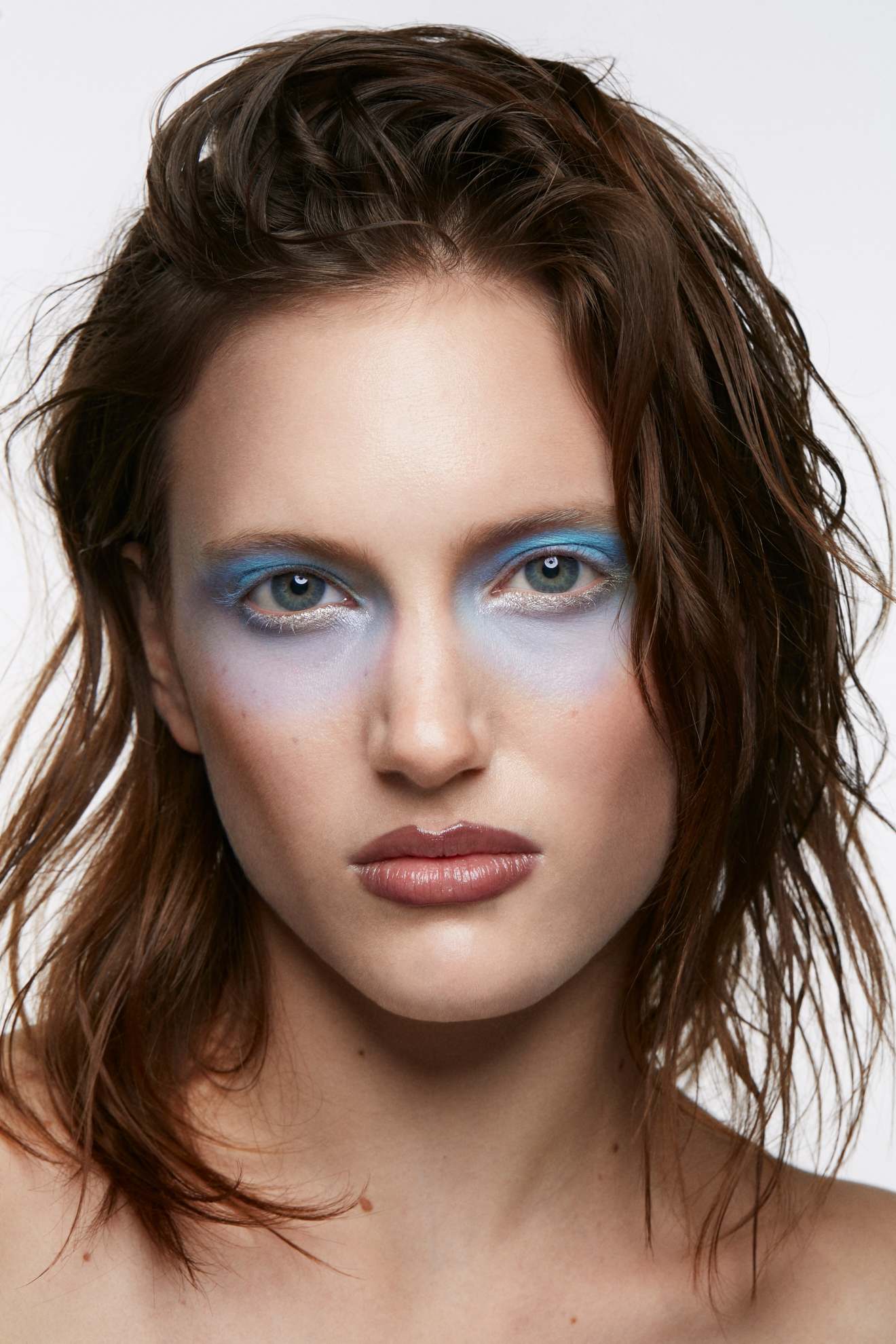 Nyanwei: primer Prep + Prime Natural Radiance, € 49, base Studio Radiance Face&Body, no tom W8, € 45 e pó translúcido Blot Powder, no tom Deep Dark, € 39, tudo MAC COSMETICS em PERFUMESECOMPANHIA.PT. Corretor de olheiras Studio Fix Conceal and Correct Palette, no tom deep dark, € 49, e sombra de olhos Dazzleshadow Liquid, € 29, MAC COSMETICS em ELCORTEINGLES.PT. Pigmento em creme (usado nos olhos) Pro Lip Palette, nos tons Deep Red e Magic Egyptian, MAC COSMETICS. Sombra de olhos Pro Paint Palette, MORPHE. Josie: base Studio Radiance Face&Body, no tom C1, € 45, lápis de lábios, no tom Chestnut, € 27, MAC COSMETICS em ELCORTEINGLES.PT. Corretor de olheiras Radiant Creamy Concealer, € 38, NARS em SEPHORA.PT. Pigmento em pó Glamour Glow Palette, nos tons Sun Kissed e Sweet Plum, KRYOLAN. Pigmento em creme (usado nos olhos) 12 Flash Color Case, nos tons Turquoise 000 e Bright Blue 014 e White 010, MAKE UP FOR EVER. Iluminador Shimmering Skin Perfector, € 46, BECCA em NOTINO.PT. Gloss Squirt Plumping Stick, no tom clear, € 27, MAC COSMETICS em PERFUMESECOMPANHIA.PT. Spray de cabelo More Inside Shimmering Mist, € 25,10, e mousse More Inside Volume Boost, € 26,20, DAVINES. Maddux: pigmento em creme (usado no rosto) HD Skin All-In-One Palette, € 86, MAKE UP FOR EVER em SEPHORA.PT. Iluminador Ambient Lighting Palette, no tom Dlm Light, € 78, HOURGLASS em SEPHORA.PT. Pó translucido, € 44,95, LAURA MERCIER em LOOKFANTASTIC.PT. Pigmento em creme (usado nos olhos) Visepro Editorial Brights, nos tons Periwinkle e Azure, € 49,96, VISEART PARIS. Sombra de olhos Petites Shimmers Coy, € 24,98, VISEART PARIS. Sombra de olhos Nouveau Palette, no tom Wings, € 60, ANASTASIA BEVERLY HILLS em SEPHORA.PT. Batom Sauna Lip Paint, nos tons Underdawg e Uncuffed, € 29, FENTY BEAUTY em SEPHORA.PT. Spray de cabelo Infinium Pure, € 30, L’ORÉAL PROFESSIONNEL em SEPHORA.PT. Spray de cabelo Pro Tecni Art Flex Pli, € 21,99, L’ORÉAL em PLURICOSMETICA.COM. Spray de cabelo Tecni Art Beach Waves, € 23,10, L’ORÉAL PROFESSIONNEL em WELLS.PT. Óleo de cabelo Elixir Ultime - L’Huile Originale, € 67, KÉRASTASE em SEPHORA.PT. Nyanwei: primer Prep + Prime Natural Radiance, € 49, base Studio Radiance Face&Body, no tom W8, € 45 e pó translúcido Blot Powder, no tom Deep Dark, € 39, tudo MAC COSMETICS em PERFUMESECOMPANHIA.PT. Corretor de olheiras Studio Fix Conceal and Correct Palette, no tom deep dark, € 49, e sombra de olhos Dazzleshadow Liquid, € 29, MAC COSMETICS em ELCORTEINGLES.PT. Pigmento em creme (usado nos olhos) Pro Lip Palette, nos tons Deep Red e Magic Egyptian, MAC COSMETICS. Sombra de olhos Pro Paint Palette, MORPHE. Josie: base Studio Radiance Face&Body, no tom C1, € 45, lápis de lábios, no tom Chestnut, € 27, MAC COSMETICS em ELCORTEINGLES.PT. Corretor de olheiras Radiant Creamy Concealer, € 38, NARS em SEPHORA.PT. Pigmento em pó Glamour Glow Palette, nos tons Sun Kissed e Sweet Plum, KRYOLAN. Pigmento em creme (usado nos olhos) 12 Flash Color Case, nos tons Turquoise 000 e Bright Blue 014 e White 010, MAKE UP FOR EVER. Iluminador Shimmering Skin Perfector, € 46, BECCA em NOTINO.PT. Gloss Squirt Plumping Stick, no tom clear, € 27, MAC COSMETICS em PERFUMESECOMPANHIA.PT. Spray de cabelo More Inside Shimmering Mist, € 25,10, e mousse More Inside Volume Boost, € 26,20, DAVINES. Maddux: pigmento em creme (usado no rosto) HD Skin All-In-One Palette, € 86, MAKE UP FOR EVER em SEPHORA.PT. Iluminador Ambient Lighting Palette, no tom Dlm Light, € 78, HOURGLASS em SEPHORA.PT. Pó translucido, € 44,95, LAURA MERCIER em LOOKFANTASTIC.PT. Pigmento em creme (usado nos olhos) Visepro Editorial Brights, nos tons Periwinkle e Azure, € 49,96, VISEART PARIS. Sombra de olhos Petites Shimmers Coy, € 24,98, VISEART PARIS. Sombra de olhos Nouveau Palette, no tom Wings, € 60, ANASTASIA BEVERLY HILLS em SEPHORA.PT. Batom Sauna Lip Paint, nos tons Underdawg e Uncuffed, € 29, FENTY BEAUTY em SEPHORA.PT. Spray de cabelo Infinium Pure, € 30, L’ORÉAL PROFESSIONNEL em SEPHORA.PT. Spray de cabelo Pro Tecni Art Flex Pli, € 21,99, L’ORÉAL em PLURICOSMETICA.COM. Spray de cabelo Tecni Art Beach Waves, € 23,10, L’ORÉAL PROFESSIONNEL em WELLS.PT. Óleo de cabelo Elixir Ultime - L’Huile Originale, € 67, KÉRASTASE em SEPHORA.PT.