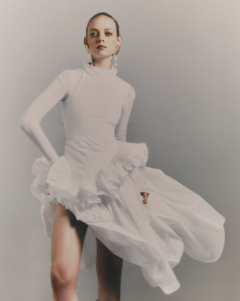 Vestido, BARO LUCAS. Brincos, M DE PAULET. Botas, YACARE. Vestido, BARO LUCAS. Brincos, M DE PAULET. Botas, YACARE.