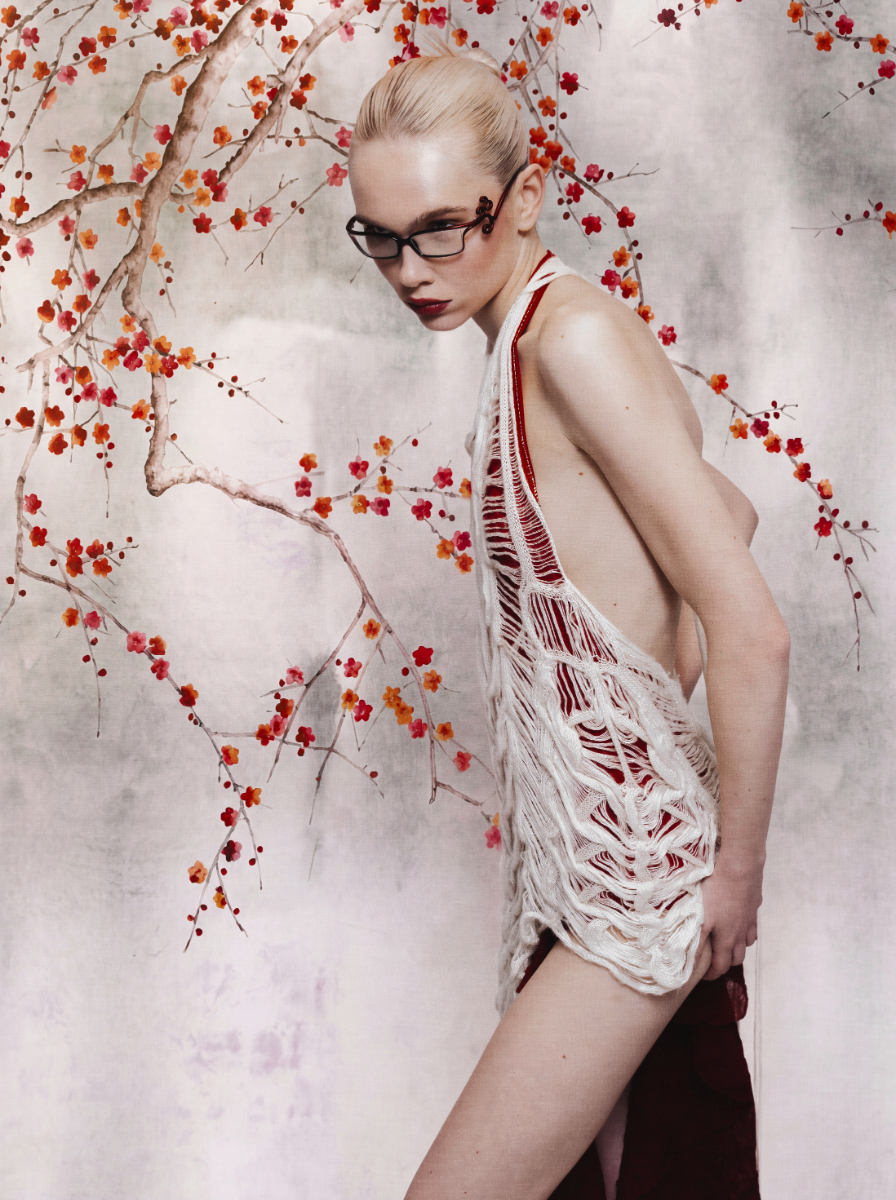 Vestido, GIADA ZANOTTI. Óculos, meias e sapatos, tudo da produção.