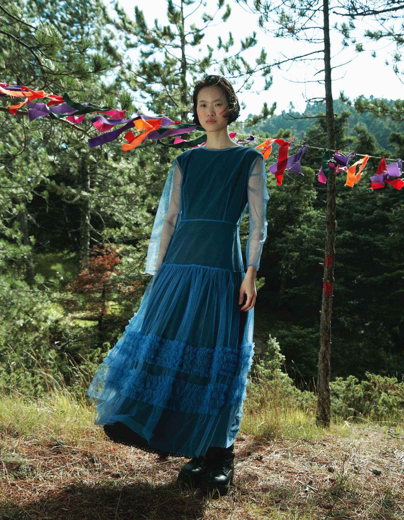 Vestido, MOLLY GODDARD. Botas, ASH.
