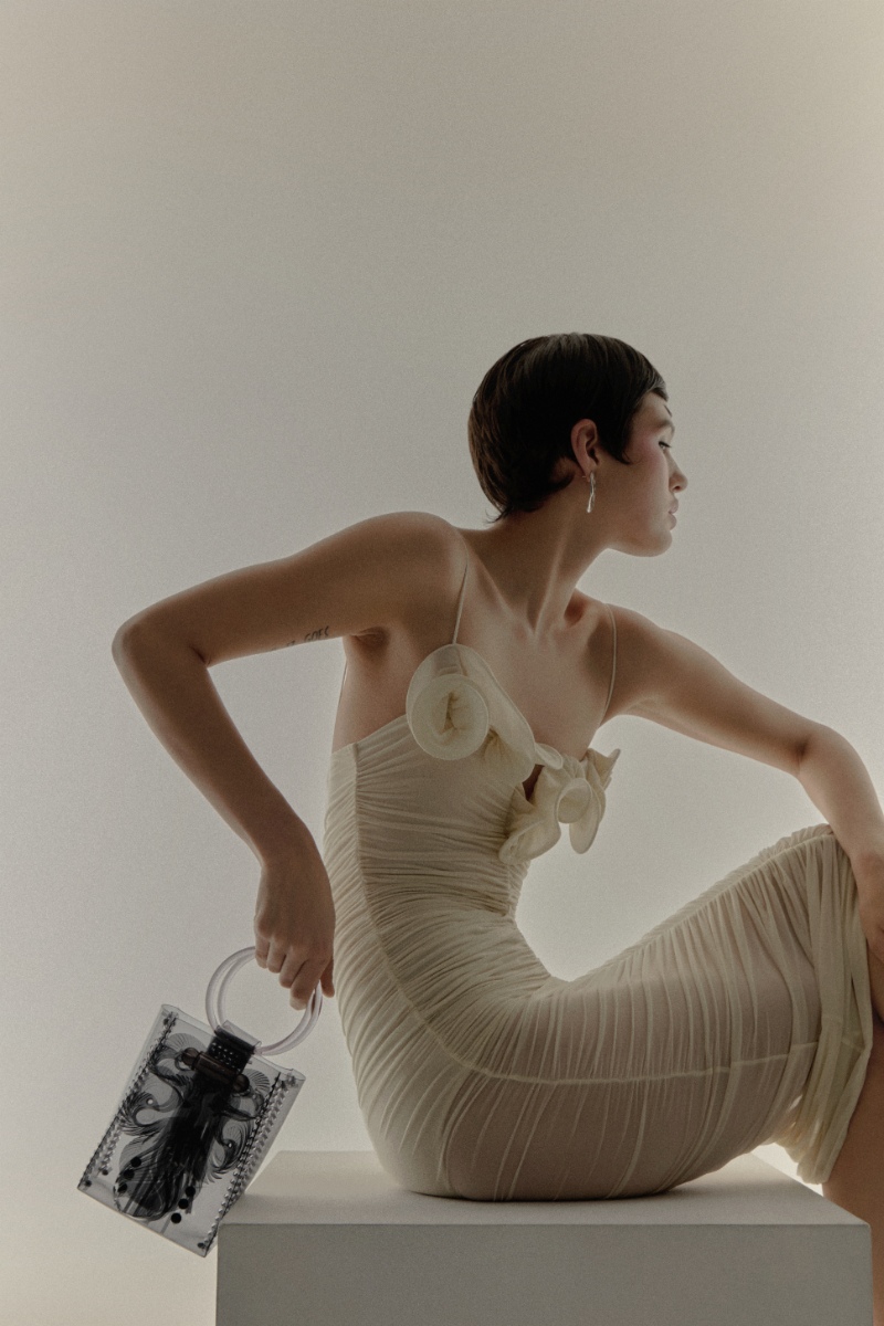 Vestido, MAGDA BUTRYM. Brincos, TOSKA; Blusa, ISSEY MIYAKE. Brincos, TOSKA; Vestido, MAGDA BUTRYM. Brincos, TOSKA. Carteira, MAME KUROGOUCHI. Vestido, MAGDA BUTRYM. Brincos, TOSKA; Blusa, ISSEY MIYAKE. Brincos, TOSKA; Vestido, MAGDA BUTRYM. Brincos, TOSKA. Carteira, MAME KUROGOUCHI.